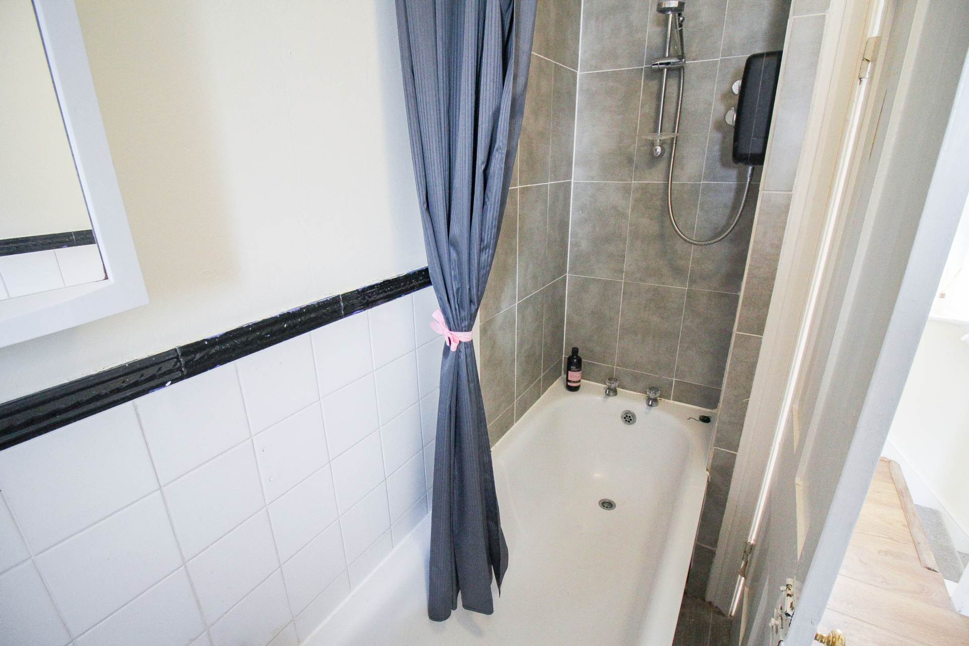 Whitecross Road**Two 2 Bed Flats**Great Investment Opportunity**Private Sunny Gardens**Super Location**, Image 12