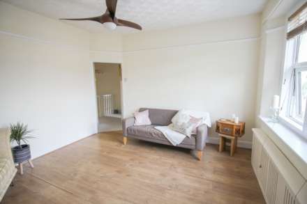 Whitecross Road**Two 2 Bed Flats**Great Investment Opportunity**Private Sunny Gardens**Super Location**, Image 3
