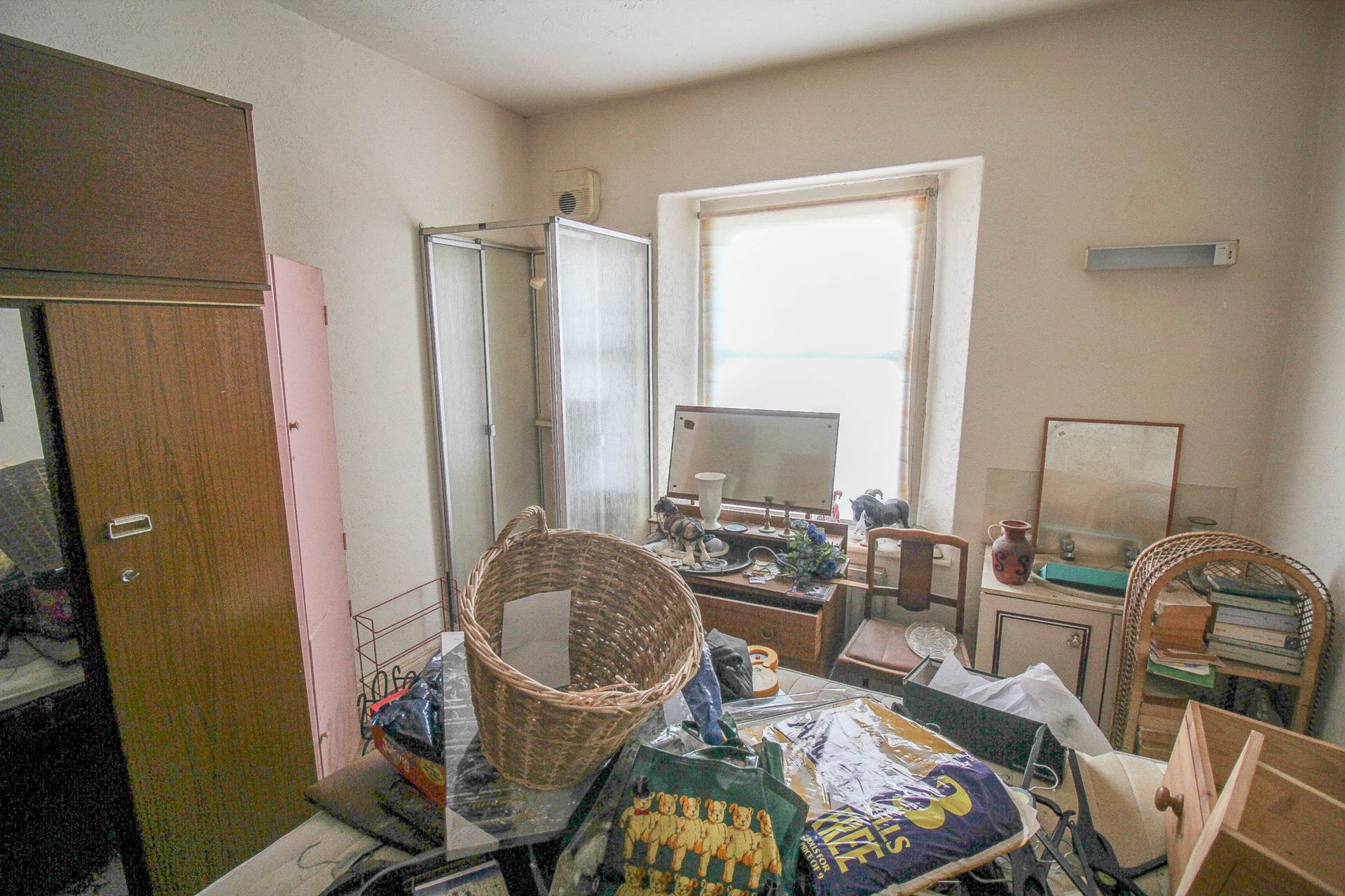 South Ward**3 Bedrooms**Ideal Investment Opportunity**Updating Required**Guide £100,000**, Image 4