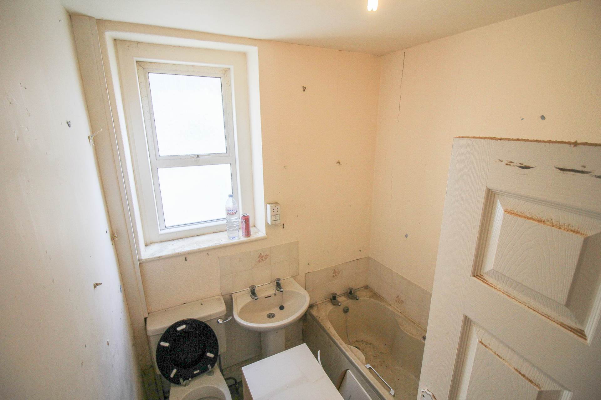 South Ward**3 Bedrooms**Ideal Investment Opportunity**Updating Required**Guide £100,000**, Image 8