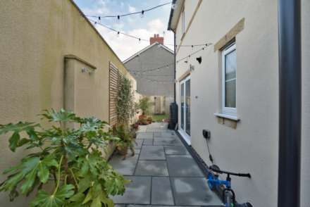 Newland Road**Stunningly Presented Throughout**, Image 17