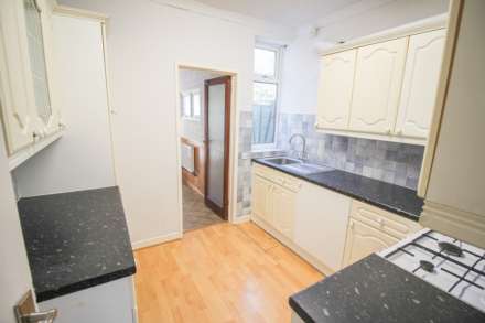 Central Location**3 Bedrooms**Large Loft Room/Occasional Bedroom**21ft Garage/Workshop**, Image 4