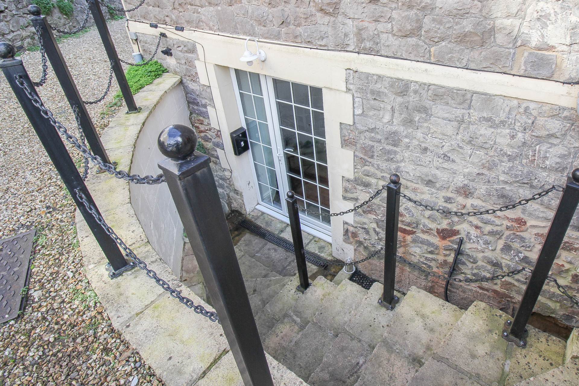 Rocama Terrace**Ideally Located**Close to Train Station** Beautifully Presented**Parking**, Image 2