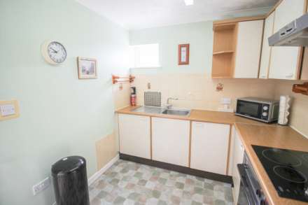 Central Level Location**Over 60's**Lift Access**close to all Amenities**, Image 5