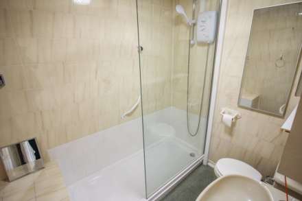 Central Level Location**Over 60's**Lift Access**close to all Amenities**, Image 8