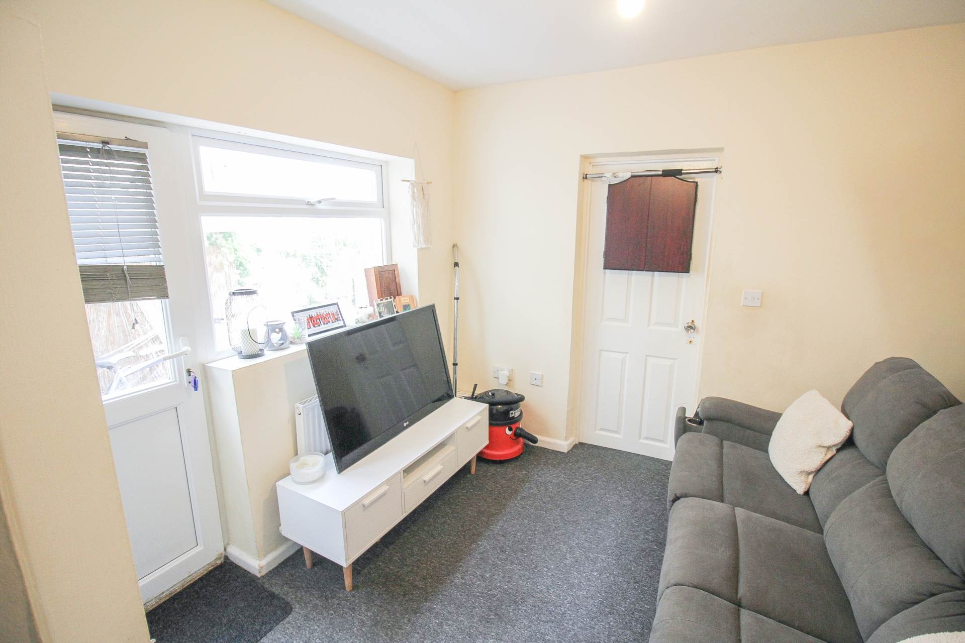 Central Location**1-2 bedrooms**Courtyard**Off Street Parking**, Image 5