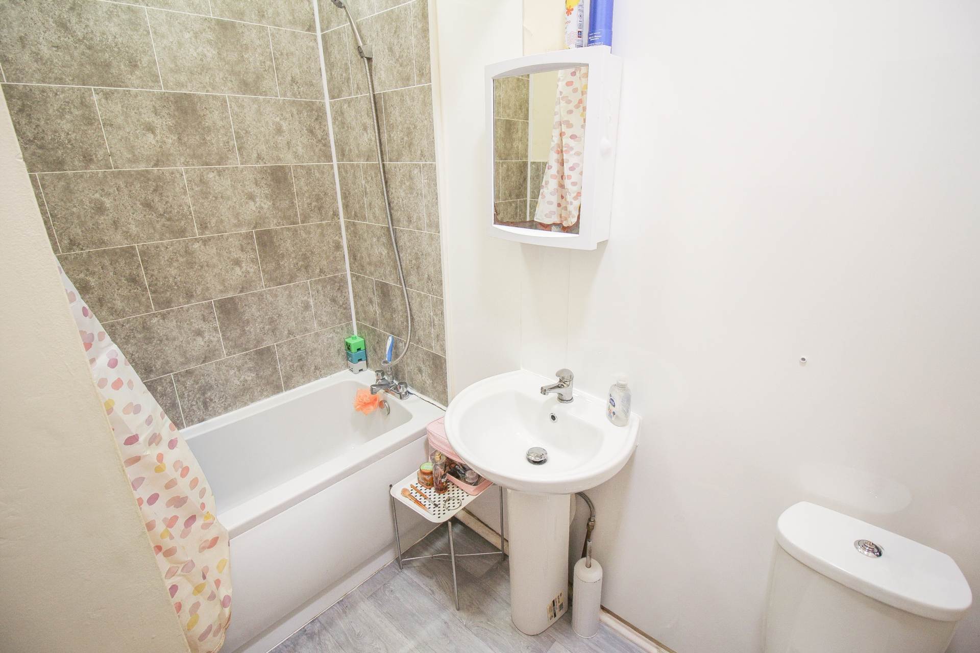 Central Location**1-2 bedrooms**Courtyard**Off Street Parking**, Image 6