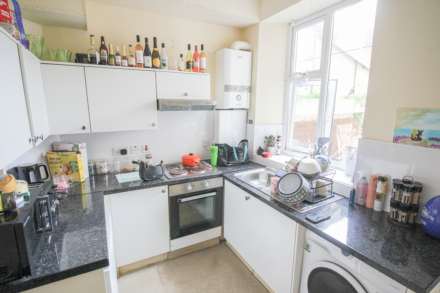 Central Location**1-2 bedrooms**Courtyard**Off Street Parking**, Image 2