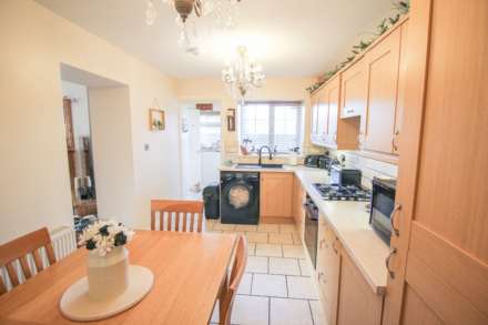 High Street**Charming Semi Detached Period Cottage** Sunny Private Garden**Off Street Parking 2-3 Cars**, Image 4