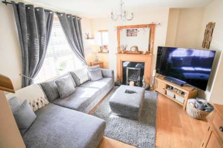 High Street**Charming Semi Detached Period Cottage** Sunny Private Garden**Off Street Parking 2-3 Cars**, Image 6