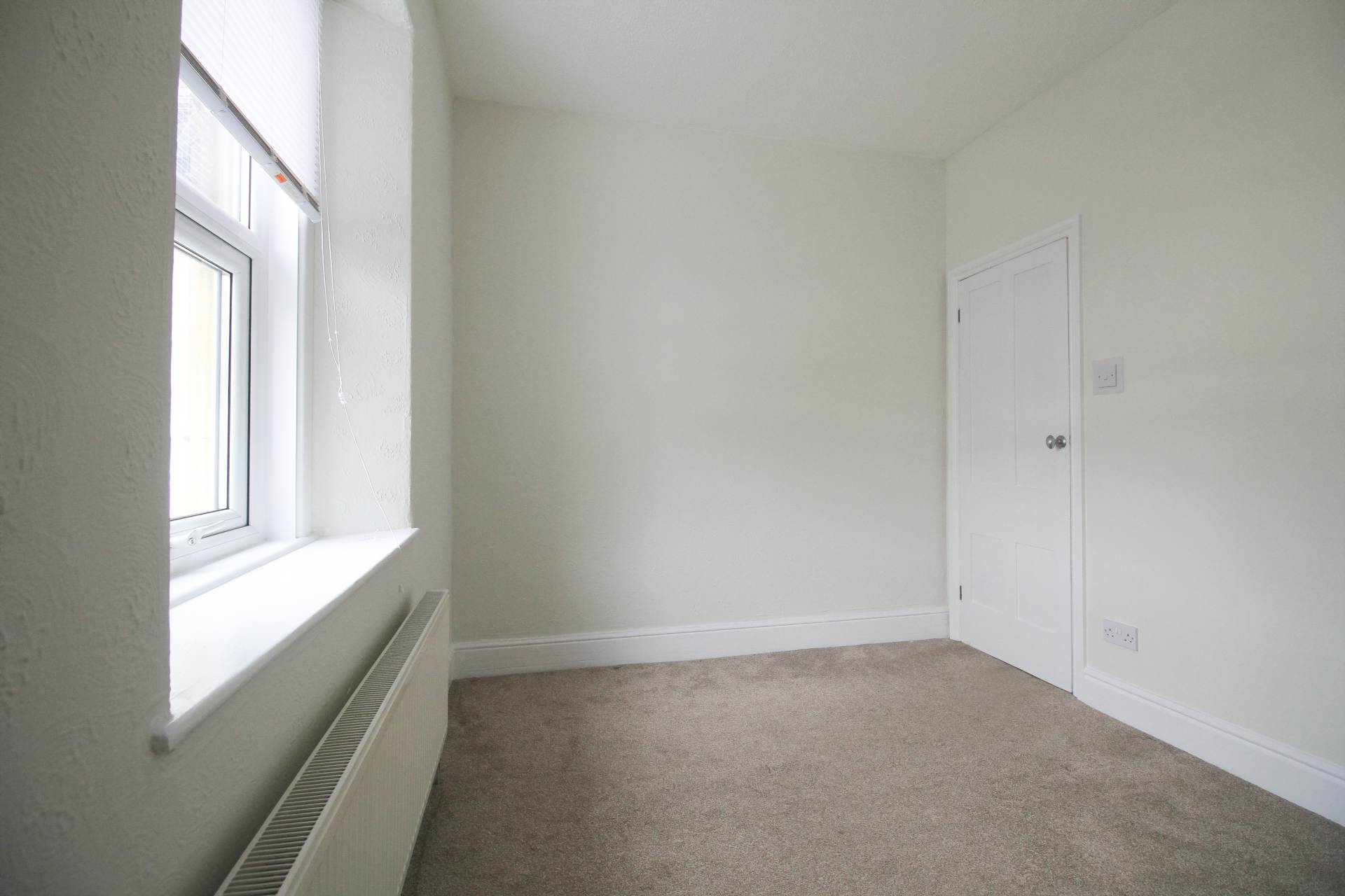 Charming 2-Bedroom First Floor Flat, Image 5