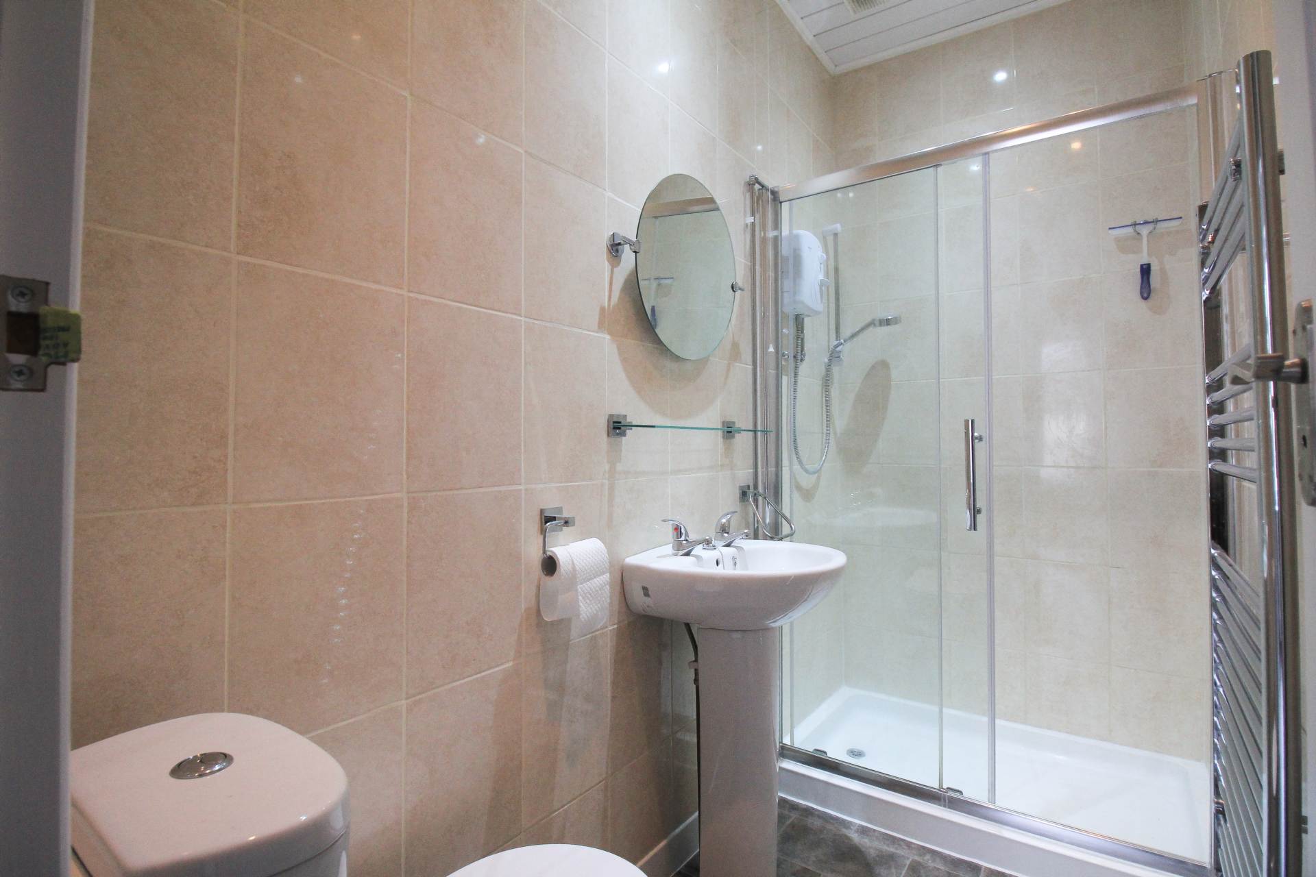 Charming 2-Bedroom First Floor Flat, Image 6