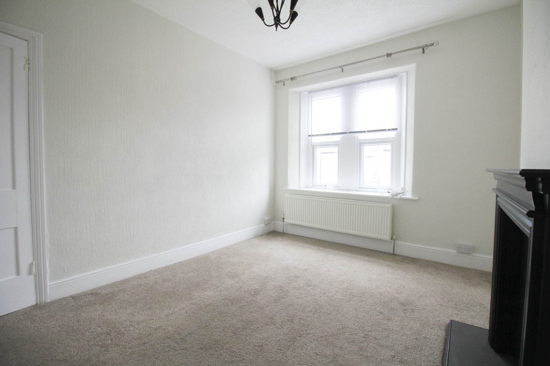 Charming 2-Bedroom First Floor Flat, Image 7