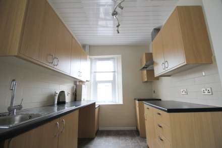 Charming 2-Bedroom First Floor Flat, Image 2