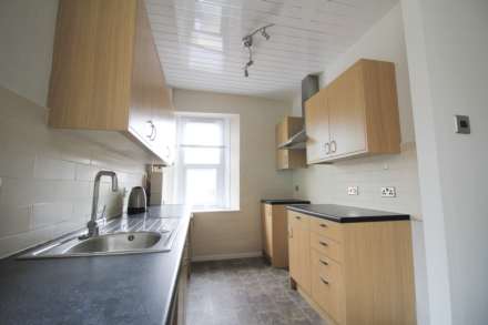 Charming 2-Bedroom First Floor Flat, Image 3