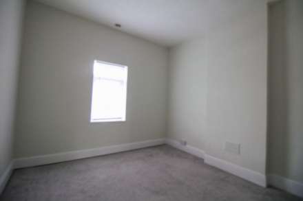 Charming 2-Bedroom First Floor Flat, Image 4