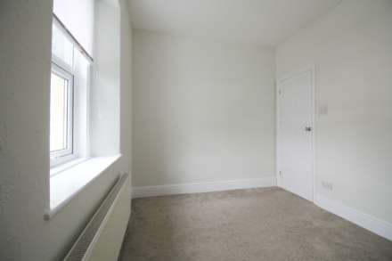 Charming 2-Bedroom First Floor Flat, Image 5
