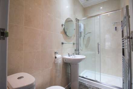 Charming 2-Bedroom First Floor Flat, Image 6