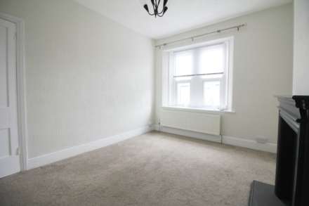Charming 2-Bedroom First Floor Flat, Image 7