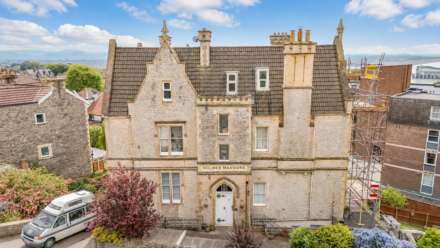 Holmer Mansions, Hillside