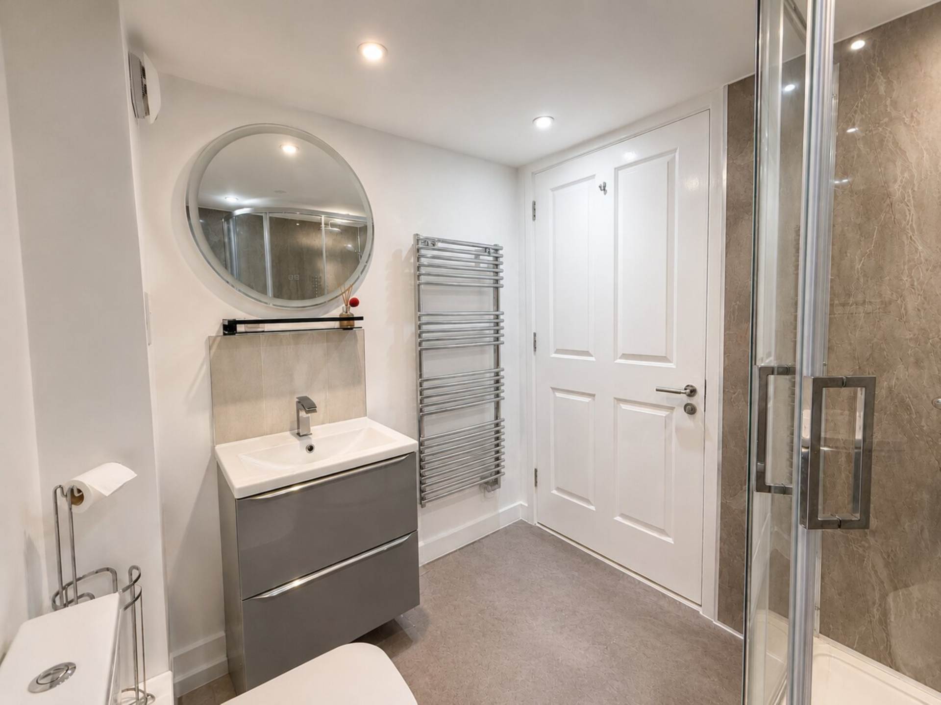 Bristol Road Lower, Hillside - Modern Apartment, Image 12