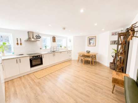 Bristol Road Lower, Hillside - Modern Apartment, Image 2
