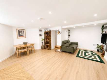Bristol Road Lower, Hillside - Modern Apartment, Image 3
