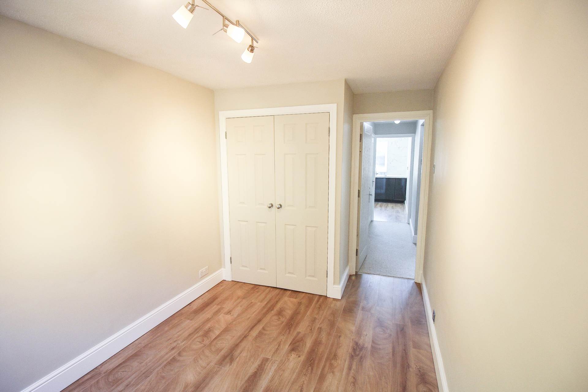 Arundell Court**Ground Floor**Totally Renovated**two Bedrooms**Patio Area**2 Minutes to Town**, Image 9