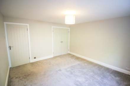 Arundell Court**Ground Floor**Totally Renovated**two Bedrooms**Patio Area**2 Minutes to Town**, Image 7