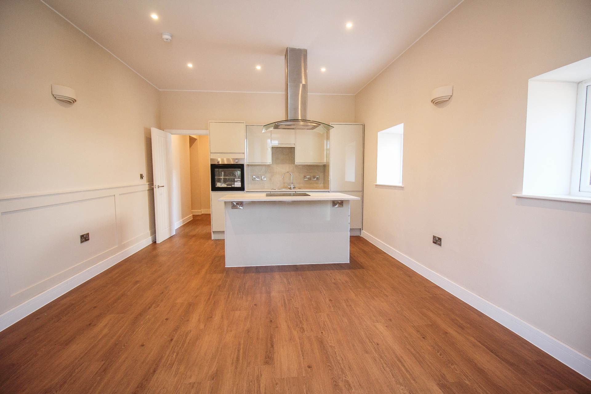 Ellenborough Park South**Stunningly Presented**2 Minutes to Beach**Two Bedrooms**En Suite**Allocated Parking**, Image 3