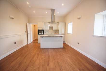Ellenborough Park South**Stunningly Presented**2 Minutes to Beach**Two Bedrooms**En Suite**Allocated Parking**, Image 3