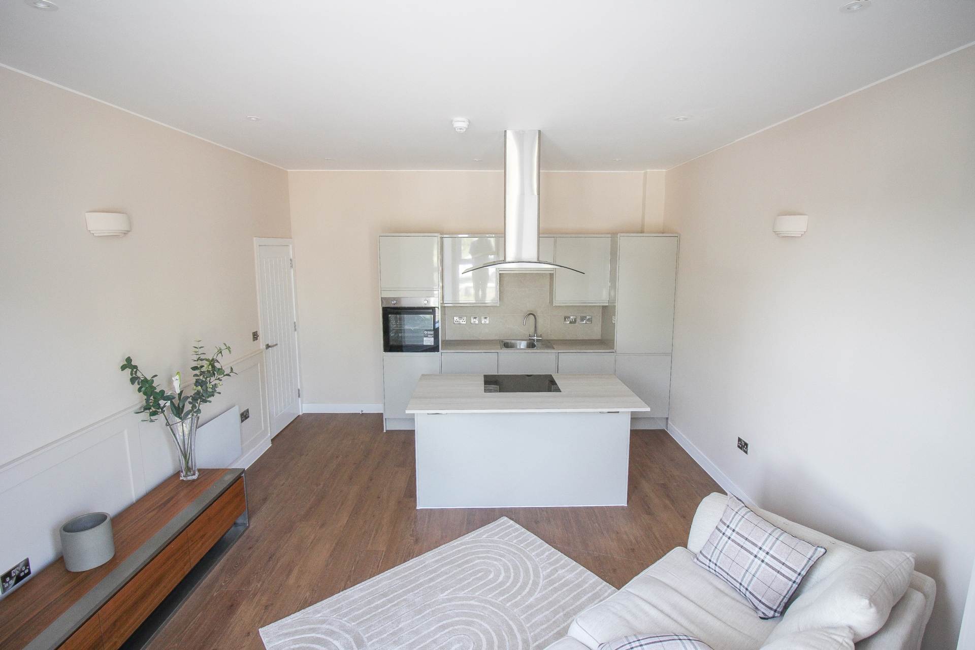**2 Minutes to Beach**Newly Converted**Two Double Bedrooms**Ground Floor**Parking with EV Point**, Image 2
