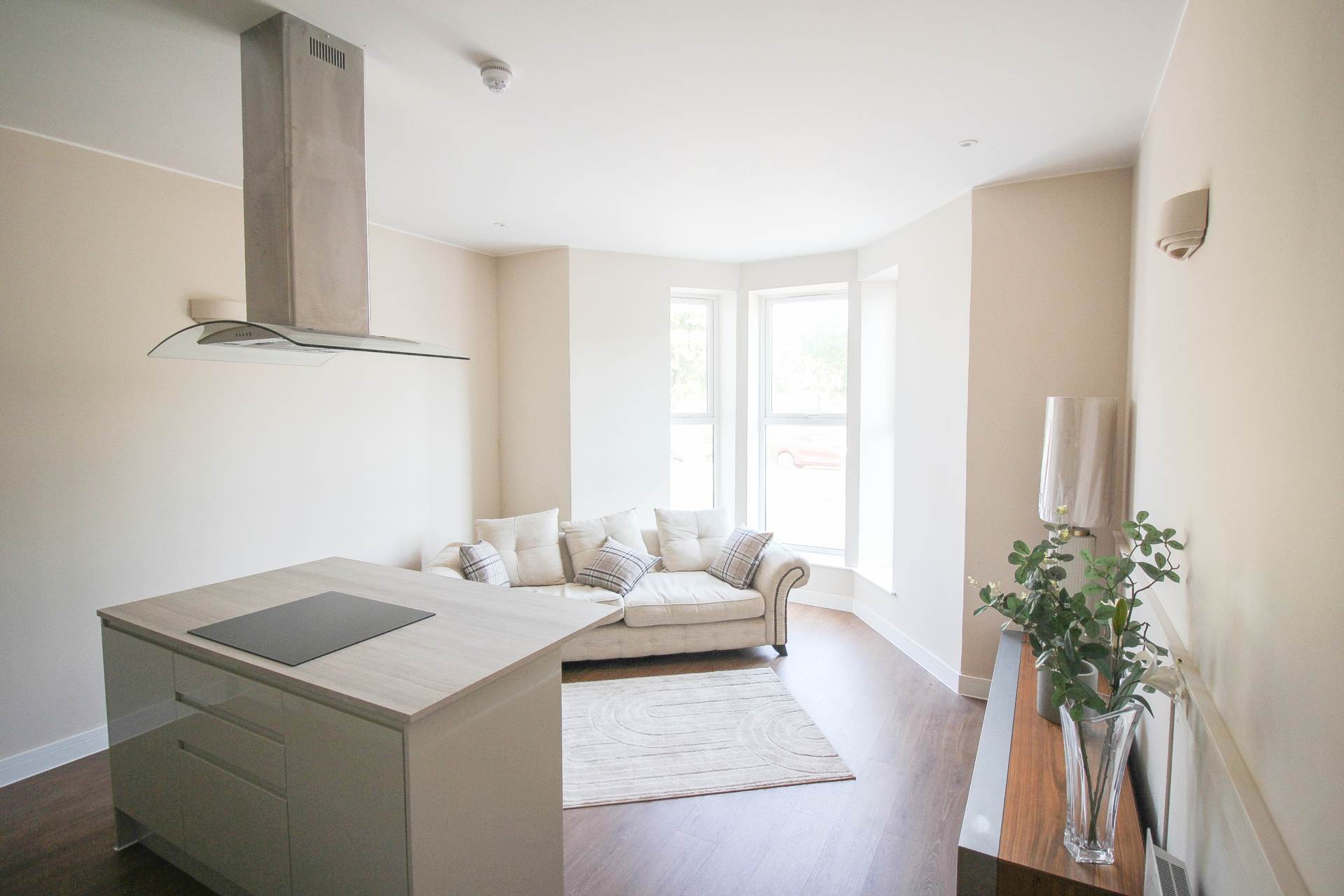 **2 Minutes to Beach**Newly Converted**Two Double Bedrooms**Ground Floor**Parking with EV Point**, Image 3