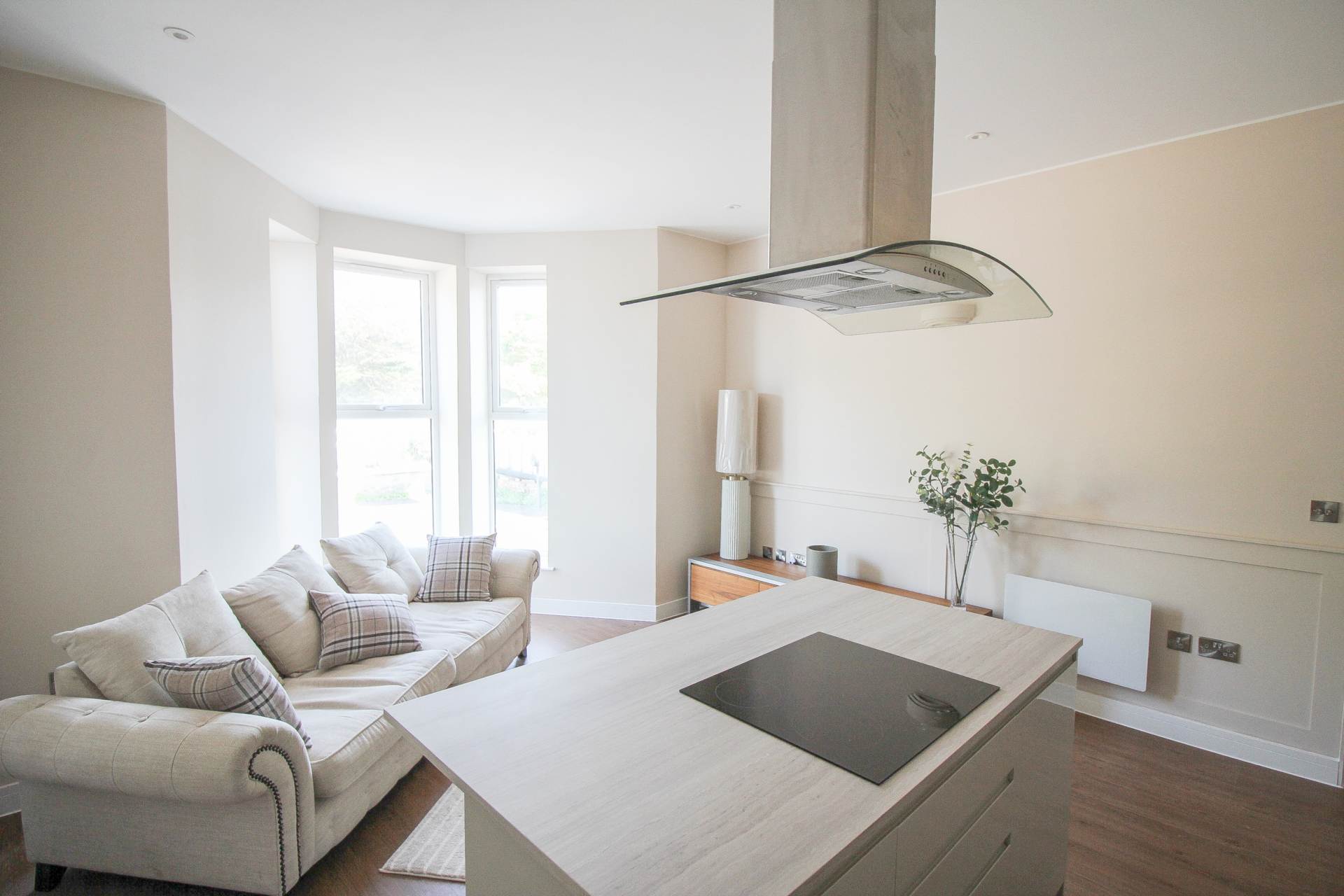 **2 Minutes to Beach**Newly Converted**Two Double Bedrooms**Ground Floor**Parking with EV Point**, Image 4