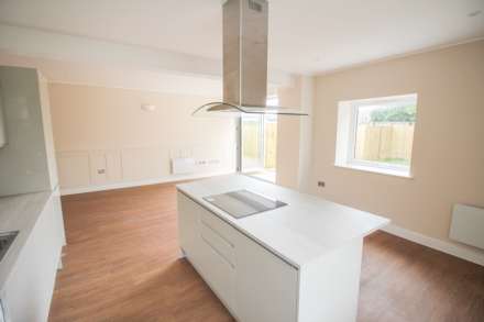 Ellenborough Park South**2 Minutes to Beach**Open Plan Living**2 Bedrooms**Garden**Allocated Parking**, Image 6