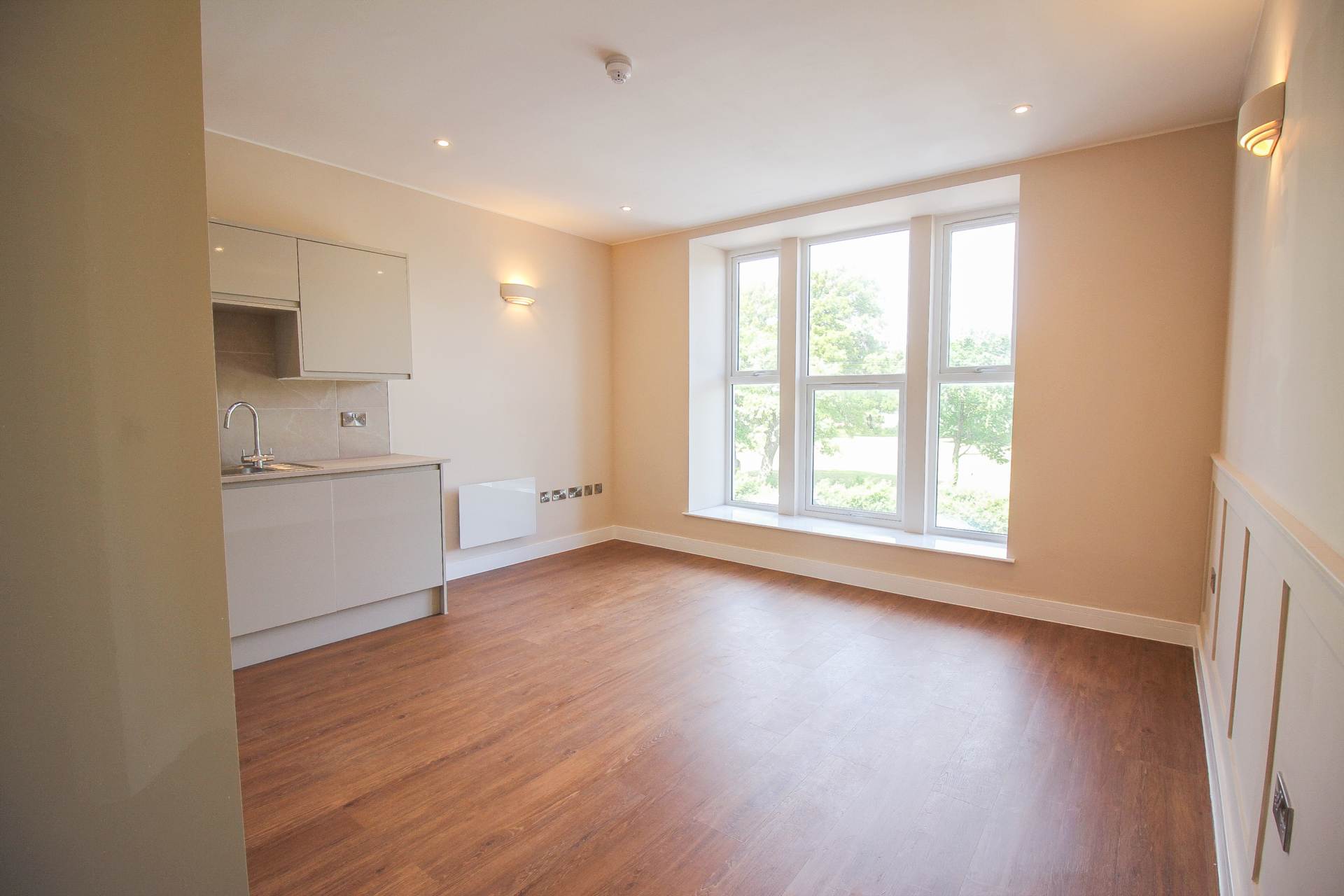 **Ellenborough Park South**Superb Location**2 Double Bedrooms**Newly Refurbished**Allocated Parking, Image 4
