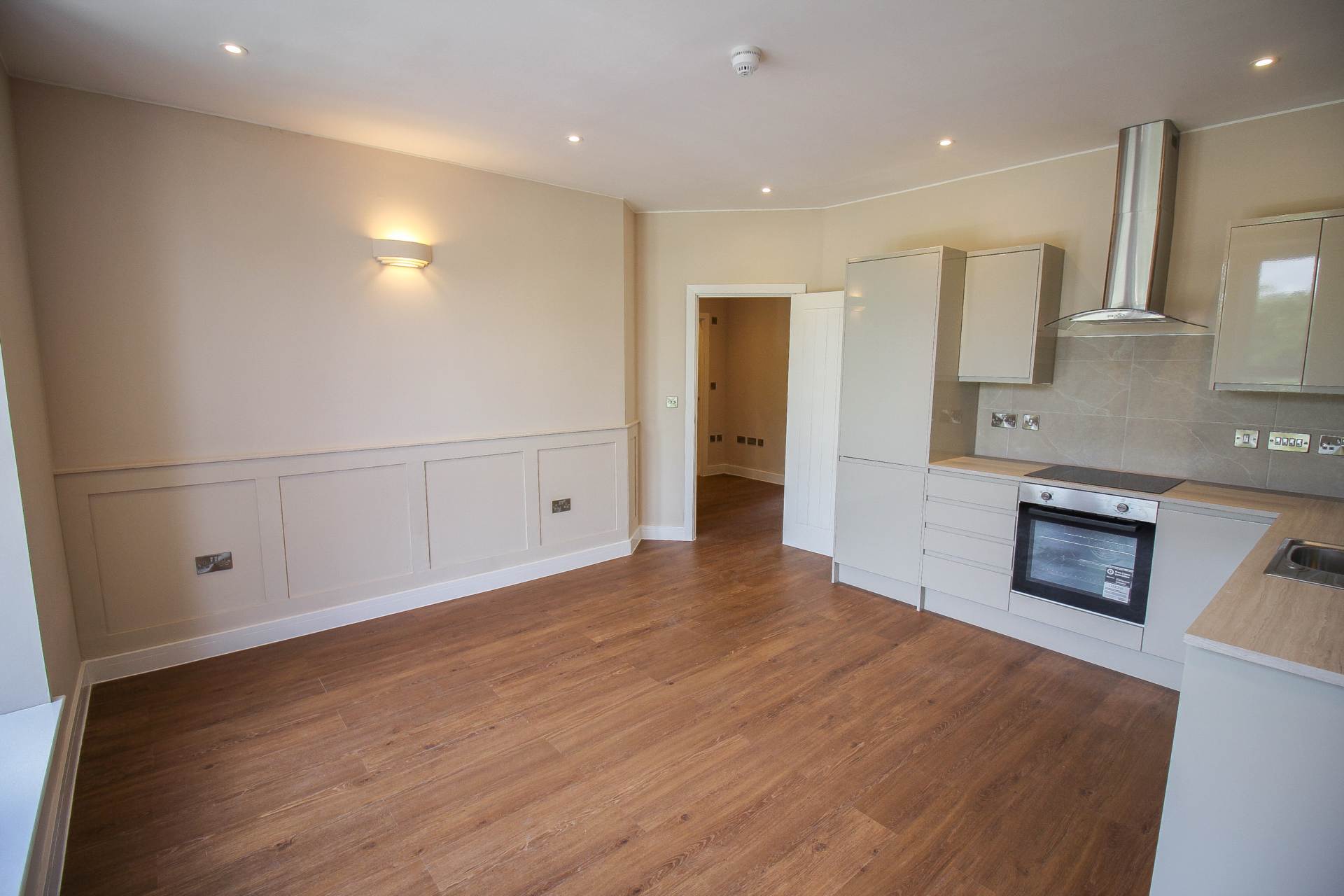 **Ellenborough Park South**Superb Location**2 Double Bedrooms**Newly Refurbished**Allocated Parking, Image 7