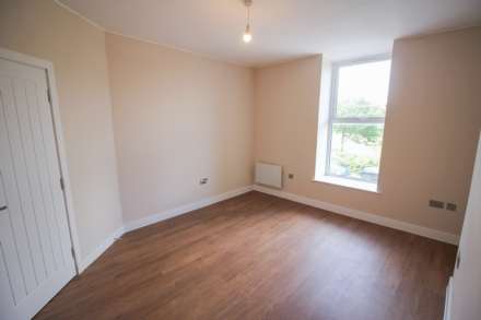 **Ellenborough Park South**Superb Location**2 Double Bedrooms**Newly Refurbished**Allocated Parking, Image 8