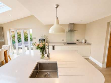 Merton Drive, Exceptional Executive Home, Image 9
