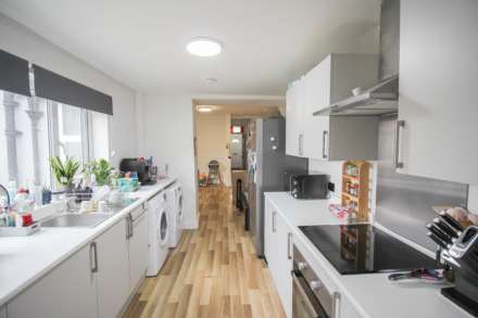 Centrally Located**3-4 Bedrooms**South Facing Garden**Motivated Seller**Well Presented Throughout**, Image 4
