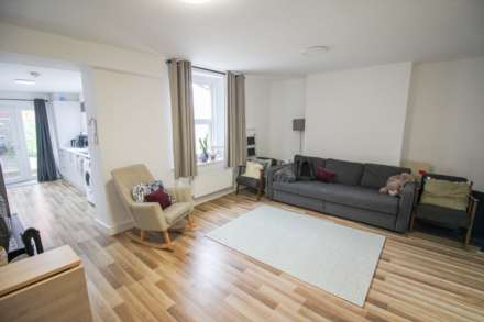 Centrally Located**3-4 Bedrooms**South Facing Garden**Motivated Seller**Well Presented Throughout**, Image 6