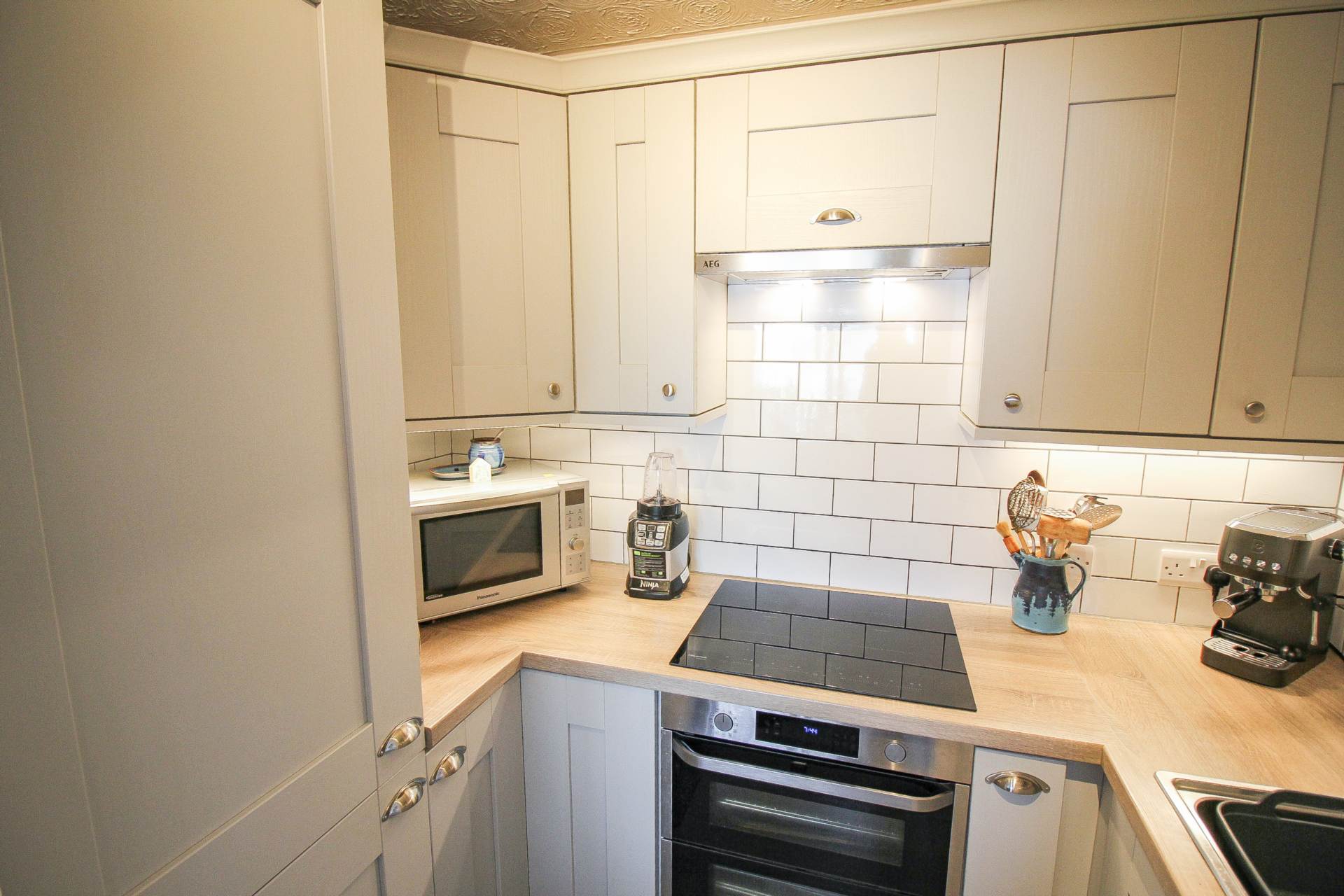 Madeira Court**Sea Front Location**Sea View**Beautifully Presented**, Image 10