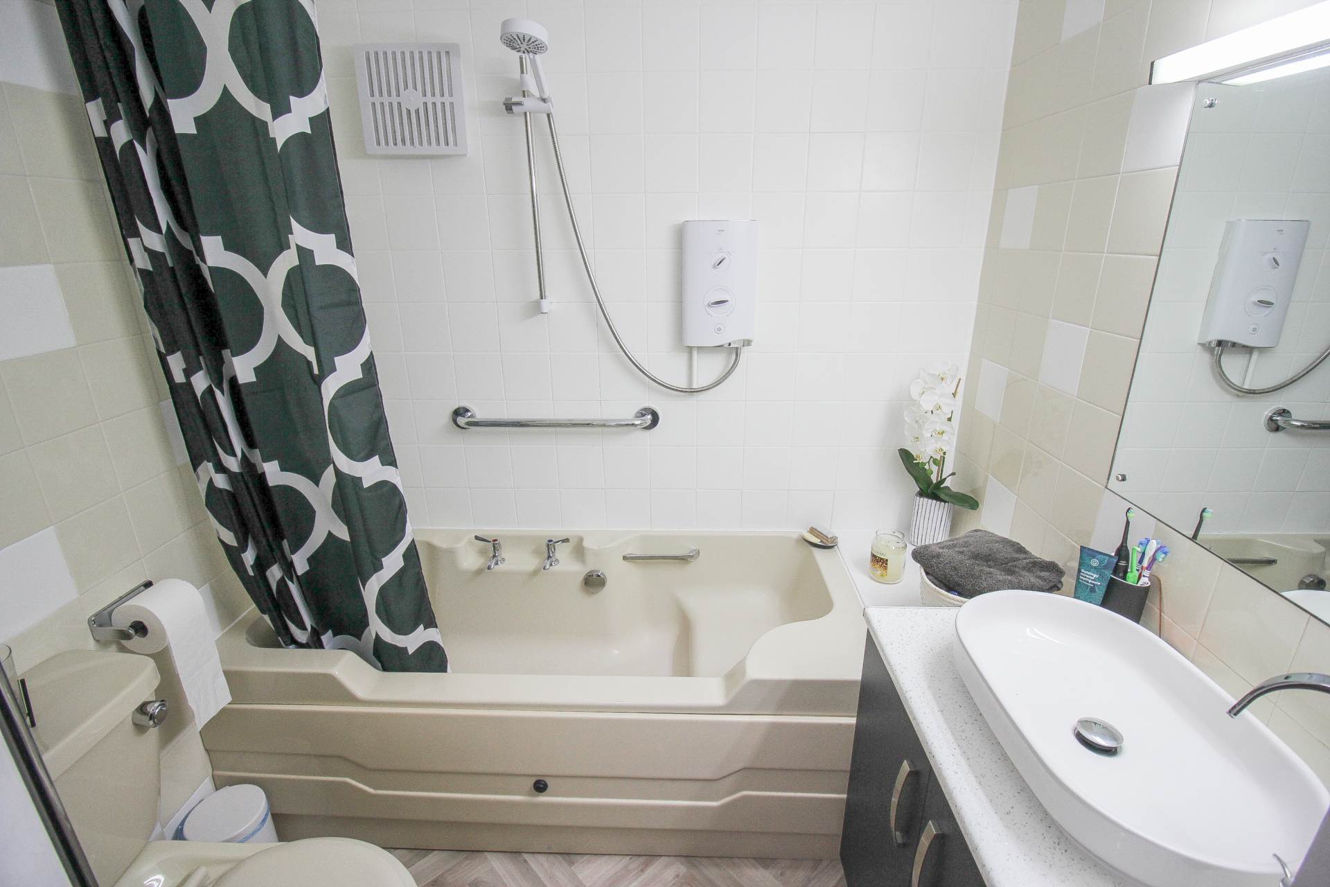 Madeira Court**Sea Front Location**Sea View**Beautifully Presented**, Image 15
