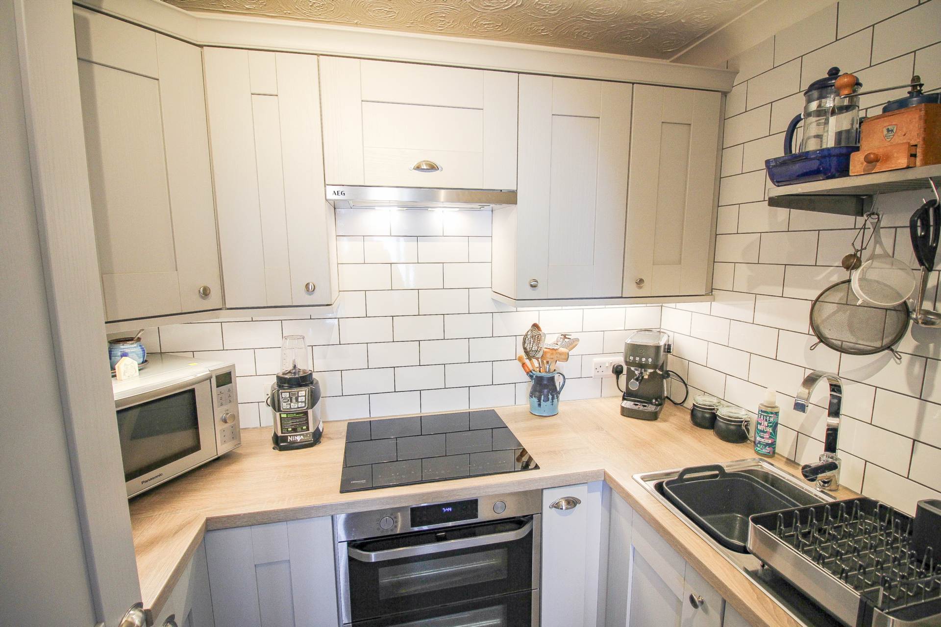Madeira Court**Sea Front Location**Sea View**Beautifully Presented**, Image 9