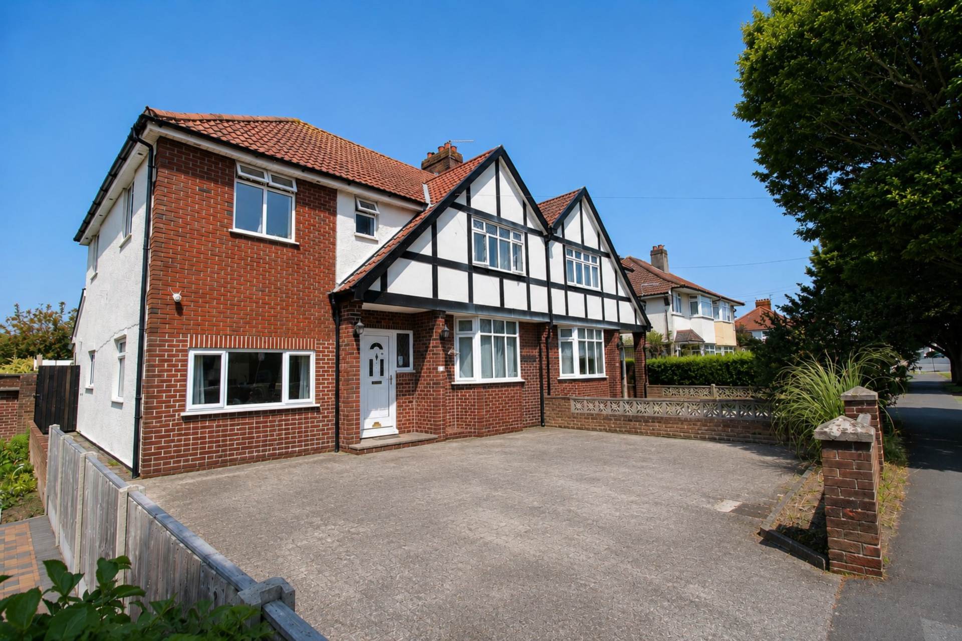 Locking Road**Home & Income** 6 Bedrooms**Great Location**, Image 1