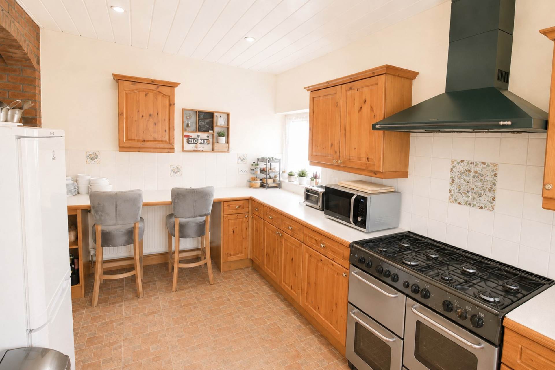 Locking Road**Home & Income** 6 Bedrooms**Great Location**, Image 4