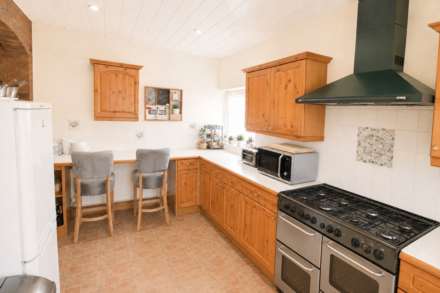 Locking Road**Home & Income** 6 Bedrooms**Great Location**, Image 4