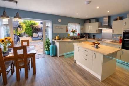 **Cheddar**2 Minutes to Reservoir**Excellent Location**Fabulous Private Garden**4 Double Bedrooms**, Image 5