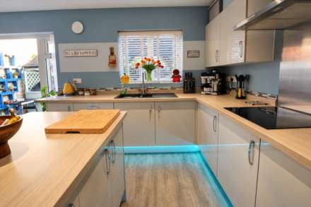 **Cheddar**2 Minutes to Reservoir**Excellent Location**Fabulous Private Garden**4 Double Bedrooms**, Image 9
