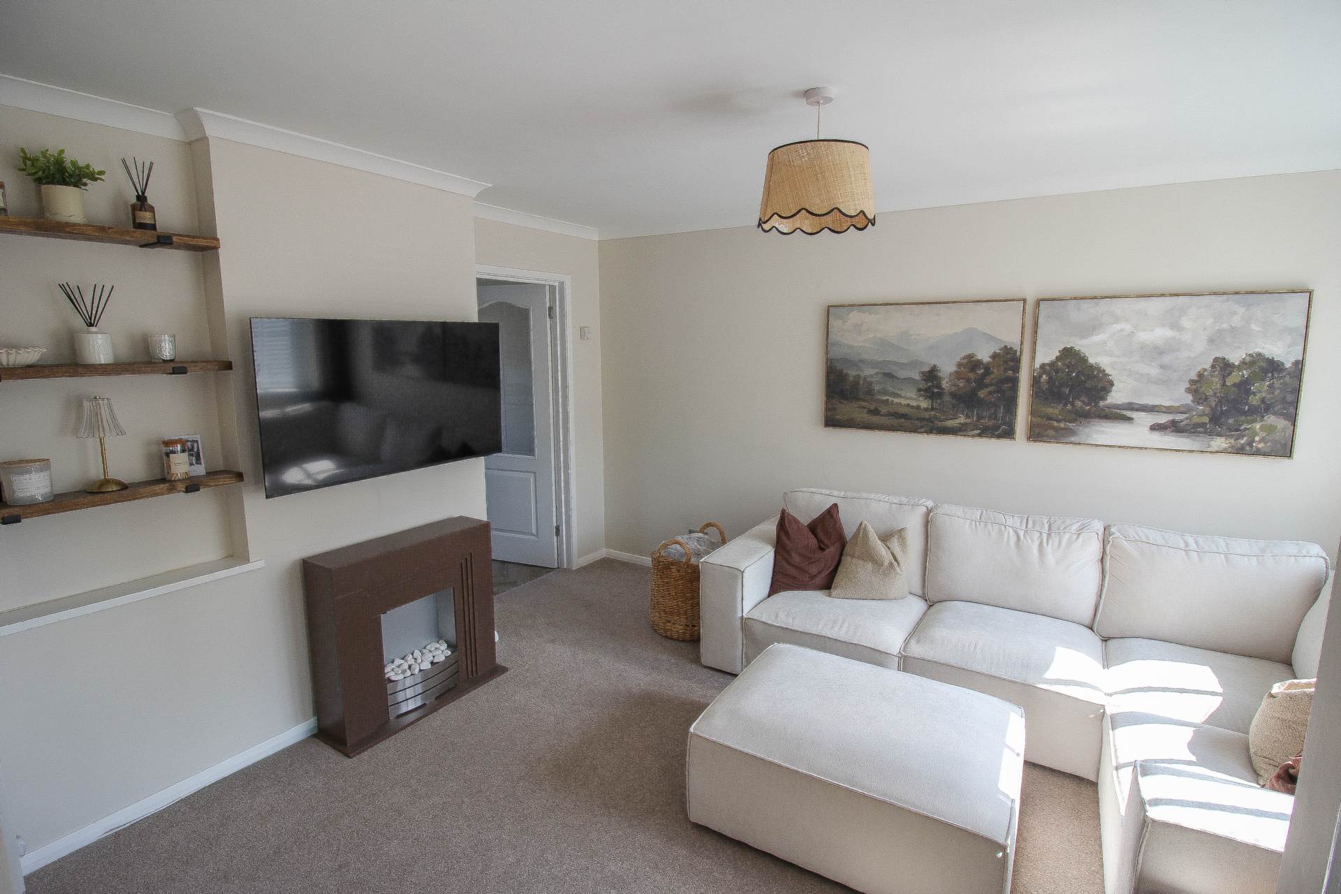 Richards Close**Beautifully presented**Large Sunny Garden**3 Bedrooms**Extra Living Space**, Image 4